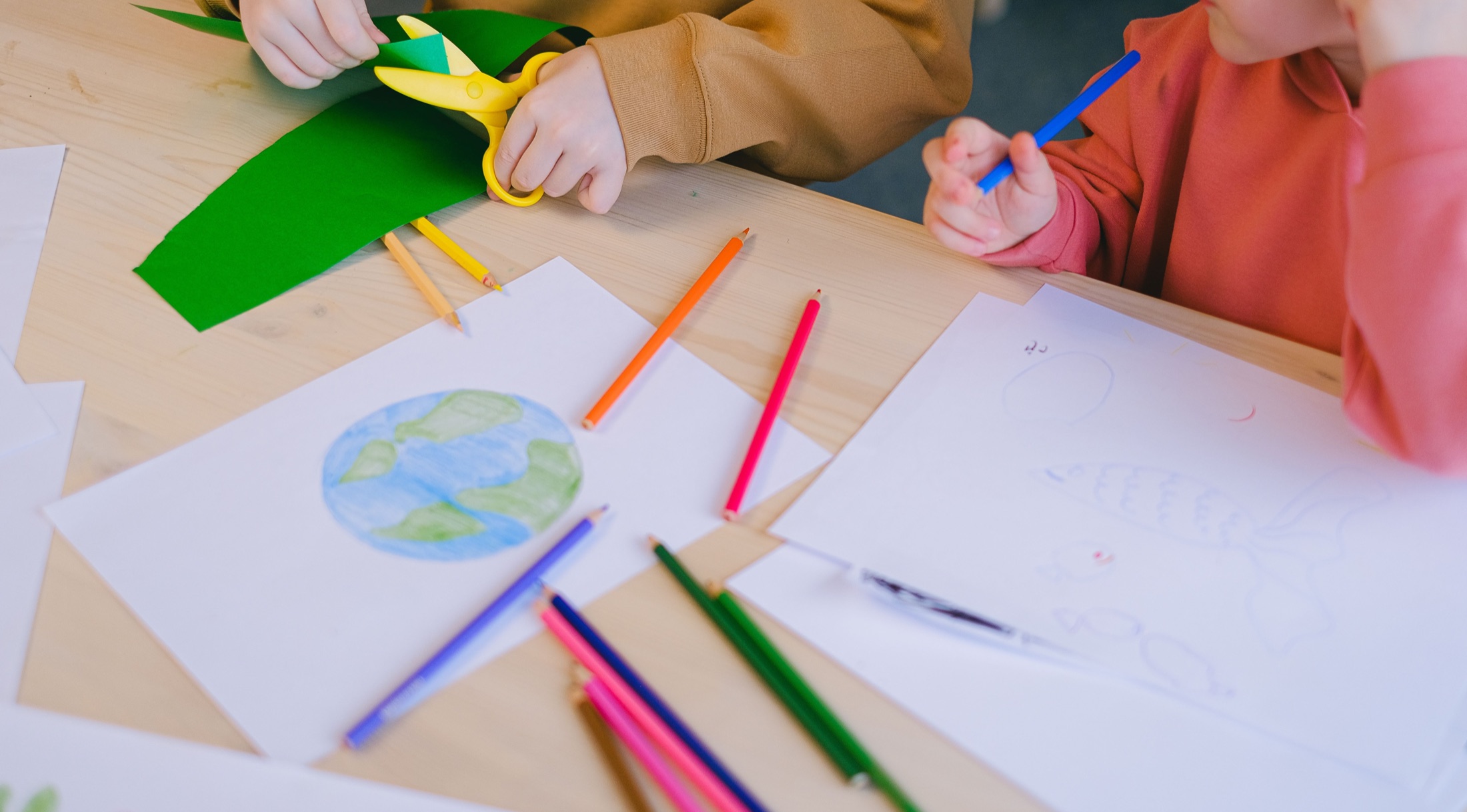 Kinder gestalten gemeinsam Bilder in einer schulischen Arbeitsgemeinschaft