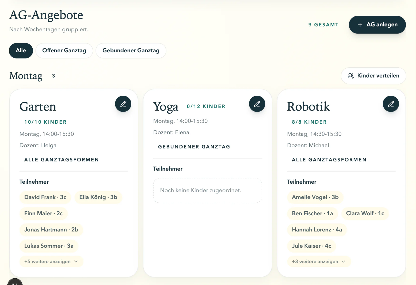 AG-Übersicht mit Garten, Yoga und Robotik im Wochenplan